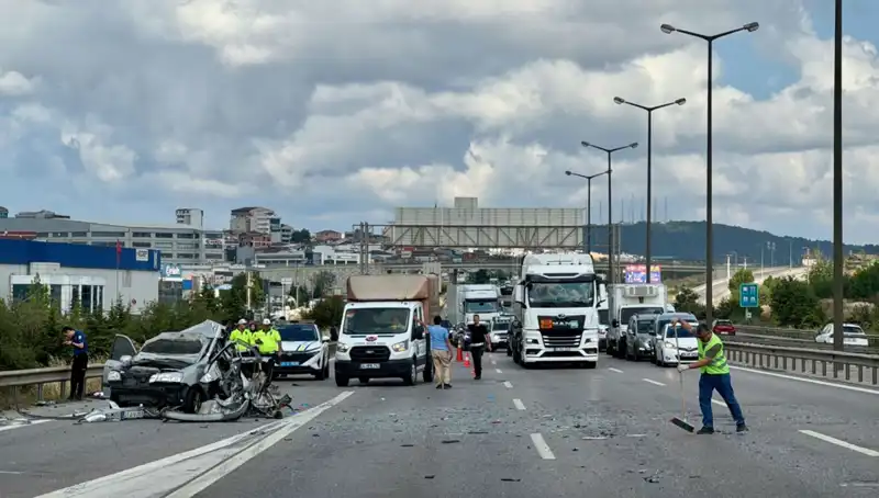 Otoyolda Yaşanan Kaza: Üç Kişi Araçta Sıkıştı ve Trafik Kilitlendi