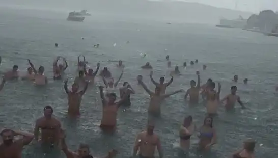 İstanbul'un Bebek Sahili'nde Yağmura Rağmen Denize Giren Cesur Yüzücüler