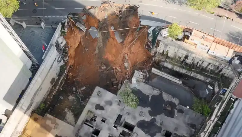 Sarıyer'de Trafiği Alt Üst Eden Aniden Çöken Yol Olayı