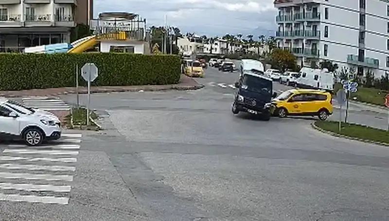 Kavşakta Feci Kaza: Minibüs ve Ticari Taksi Çarpıştı, Can Kaybı Yaşandı