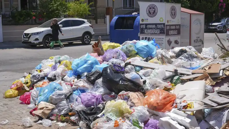 İzmir'de Çöp Yığınları: Yerel Yönetim Çözüm Arayışında