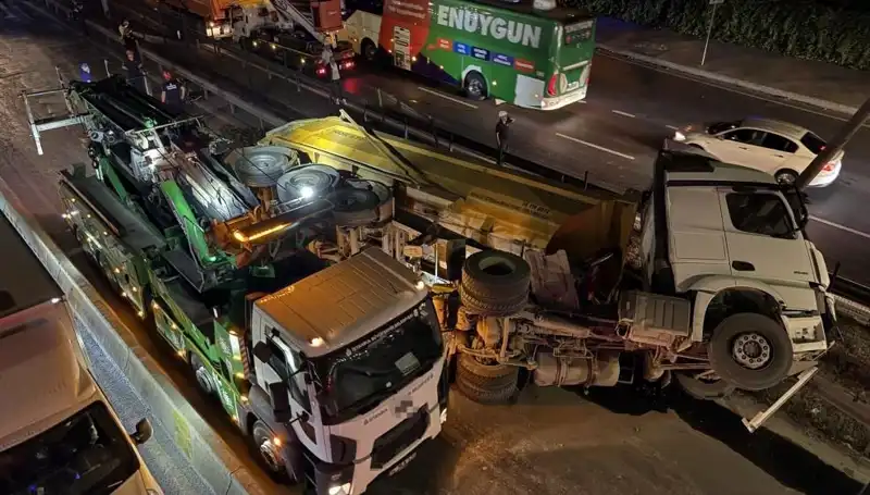 Moloz Yüklü Hafriyat Kamyonu Devri, Olay Yeri Korku Dolu Anlara Sahne Oldu