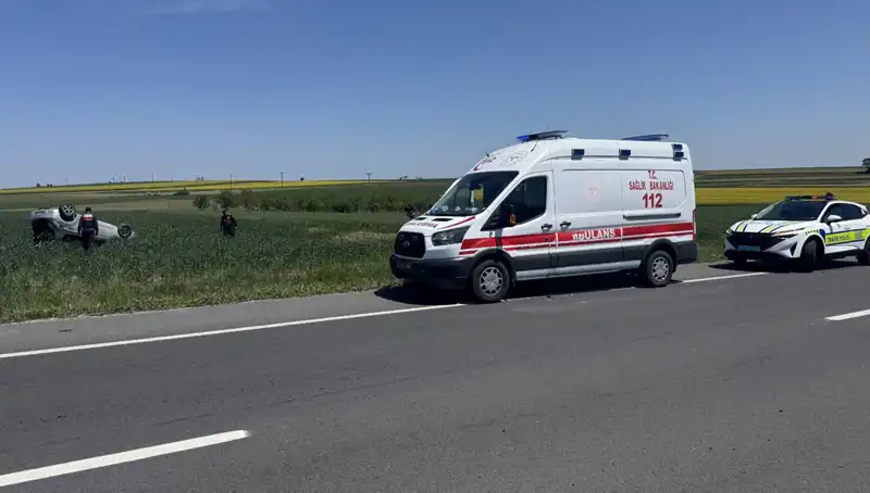 Edirne’de Otomobil Devrildi: Sürücü ve Eşi Hastaneye Kaldırıldı!