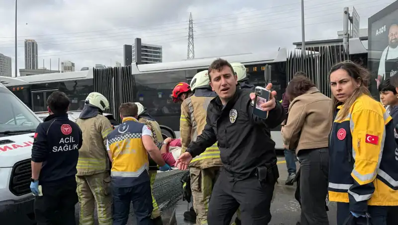 Metrobüste Kaza: Seferler Durduruldu, Kentte Kaos Ortaya Çıktı