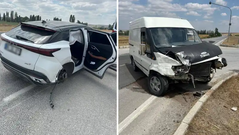 Çorum’da Kafa Kafaya Çarpışan İki Araçta Korkunç Kaza: 3 Yaralı