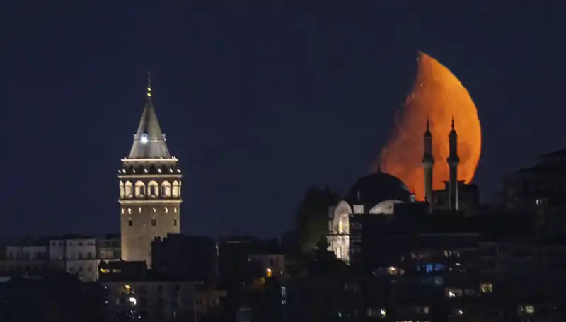 İstanbul'da Yarım Ay Görsel Şöleni: Tüm Gözler Semada
