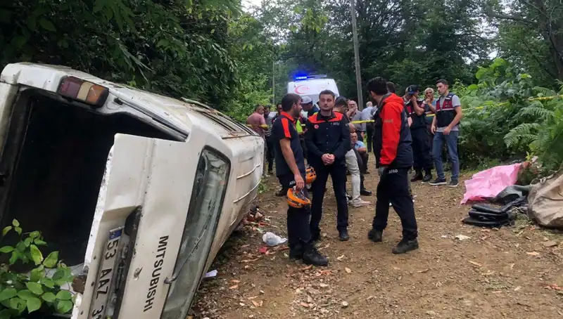 Rize’de Yamaçtan Yuvarlanan Minibüs Kazasında İki Kişi Hayatını Kaybetti
