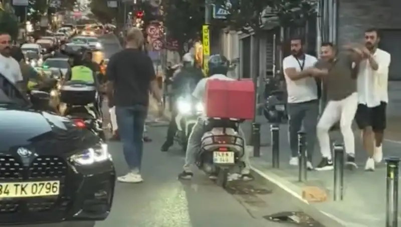Nişantaşı'nda Yol Verme Kavgası: Sopalı Saldırıya Tanık Olun!